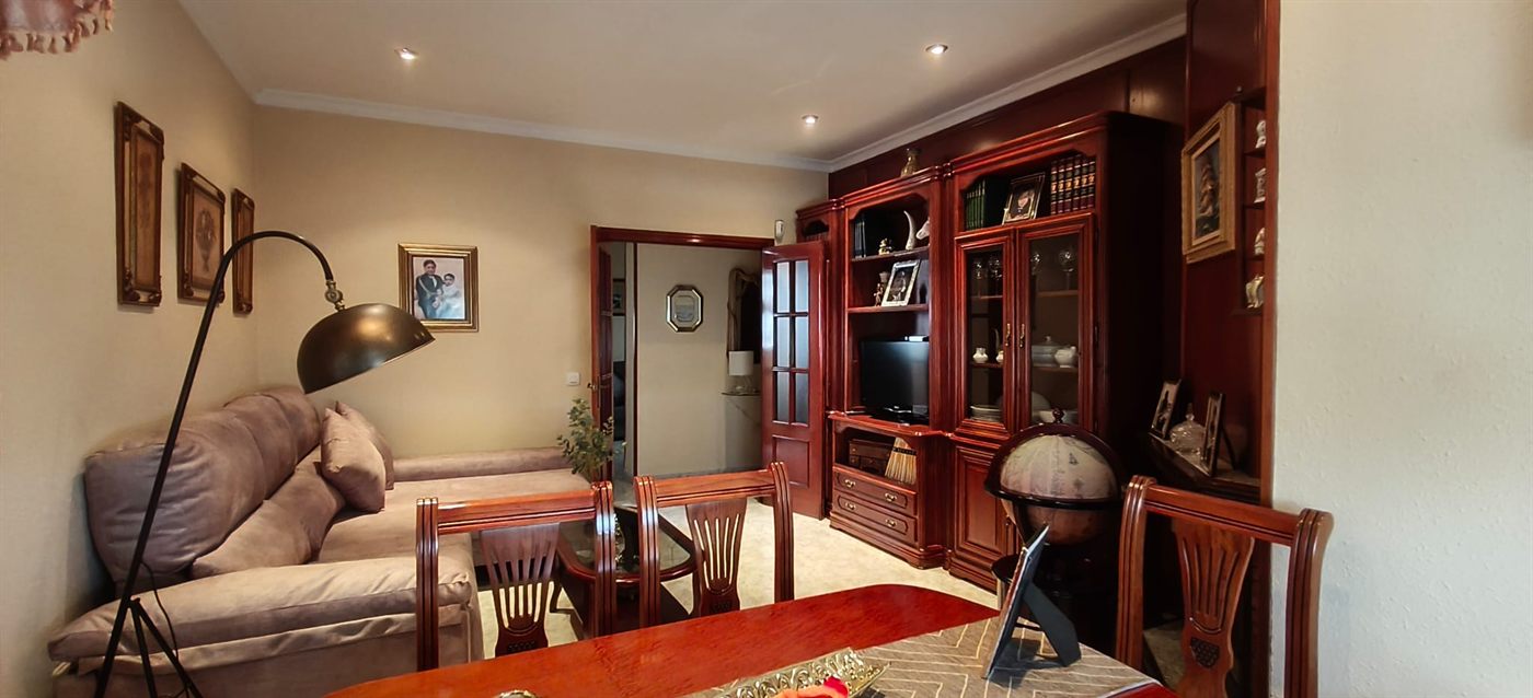 Salón comedor con librería de caoba del ático dúplex en Fregenal de la Sierra