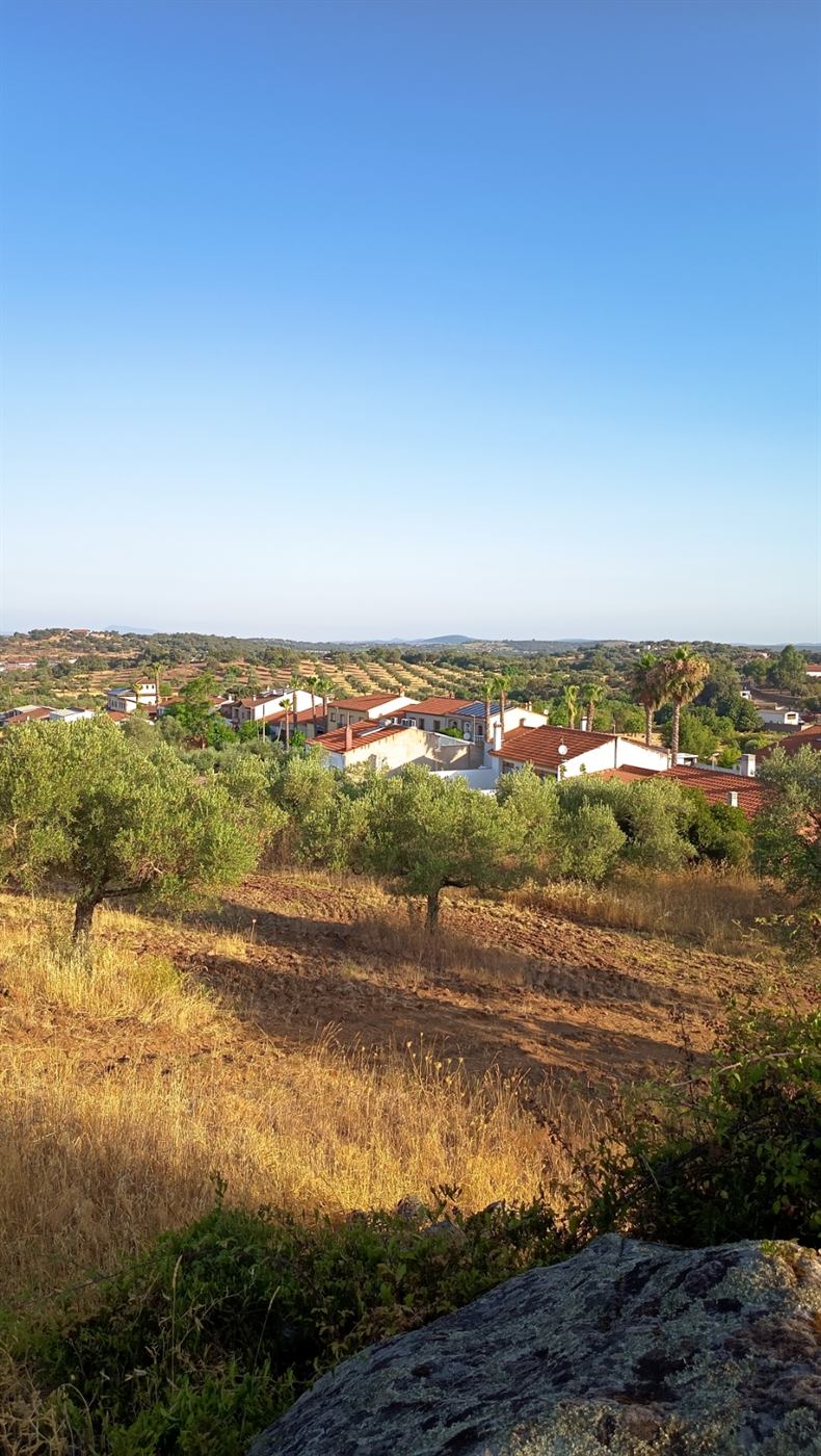 Vistas del pueblo desde el terreno urbanizable en venta en Barcarrota
