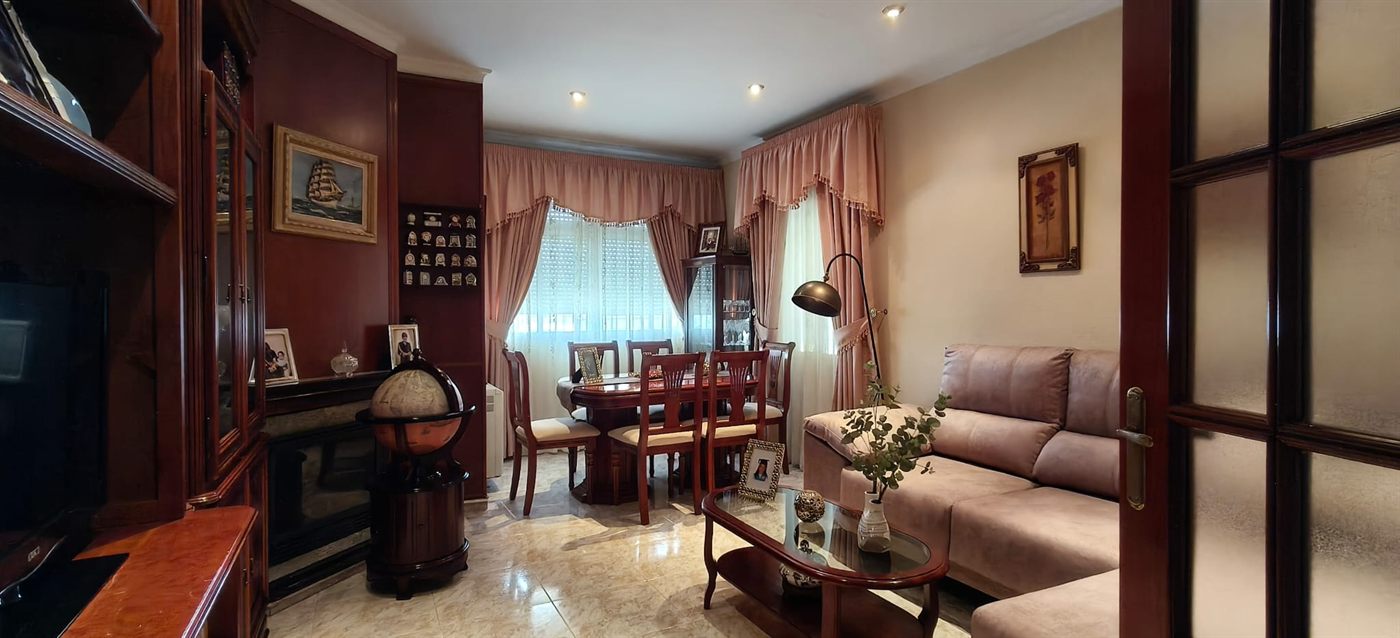 Salón con chimenea del ático dúplex en venta en Fregenal de la Sierra