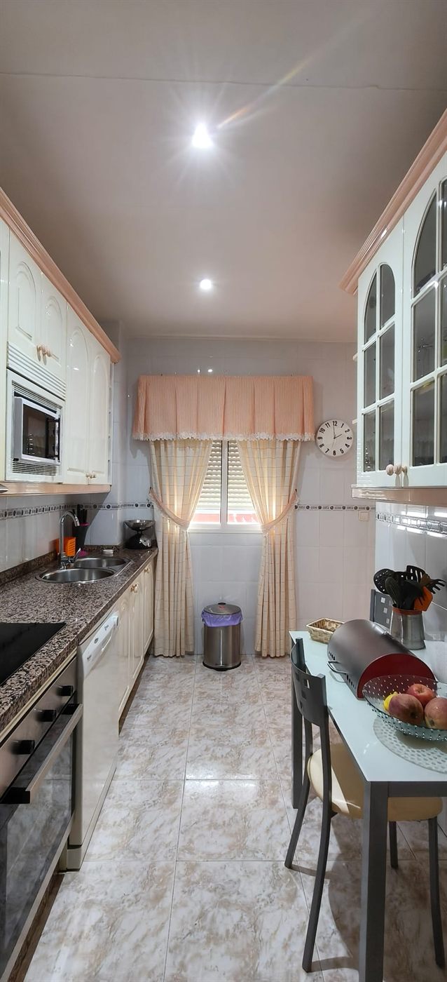 Cocina independiente equipada con office en el ático dúplex de Fregenal de la Sierra