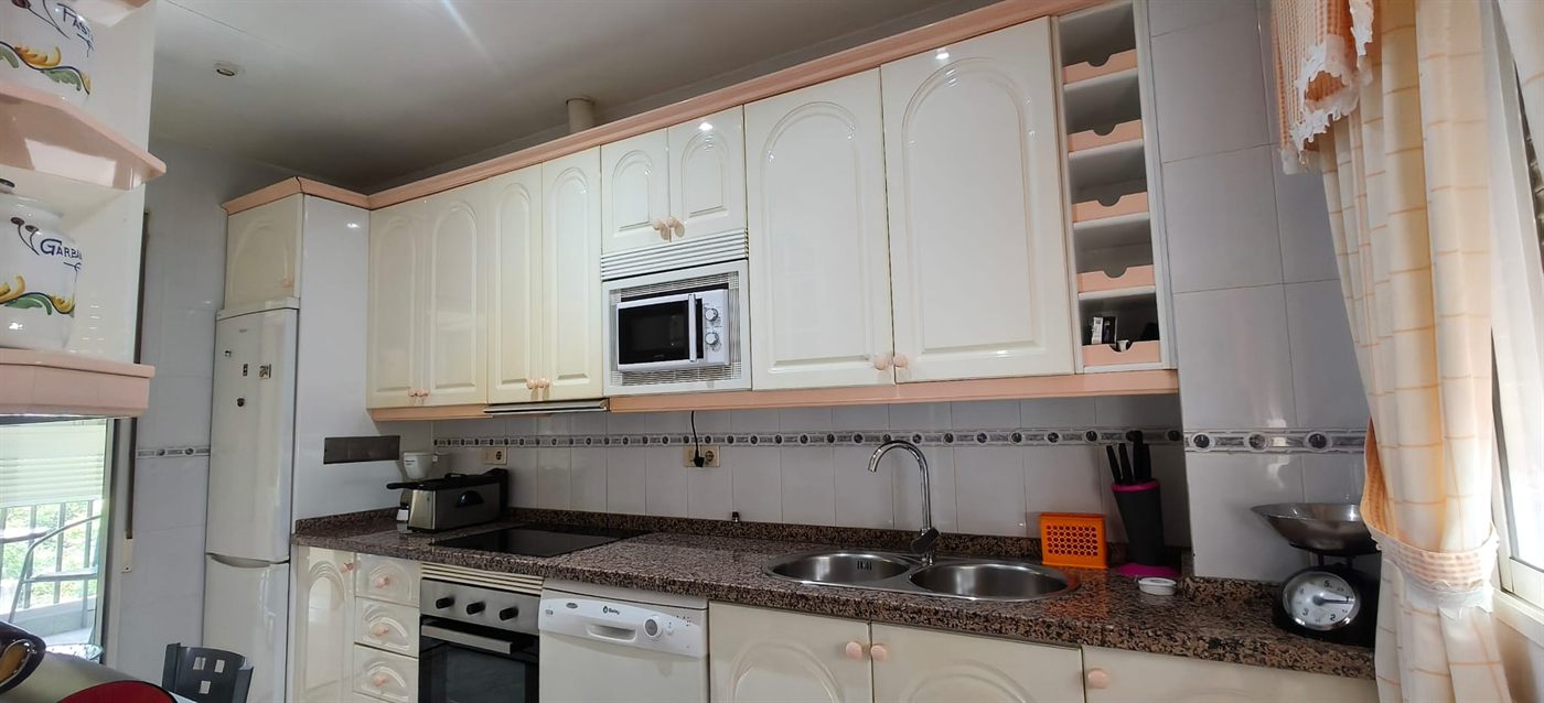 Encimera de granito y armarios altos en la cocina del ático dúplex de Fregenal de la Sierra