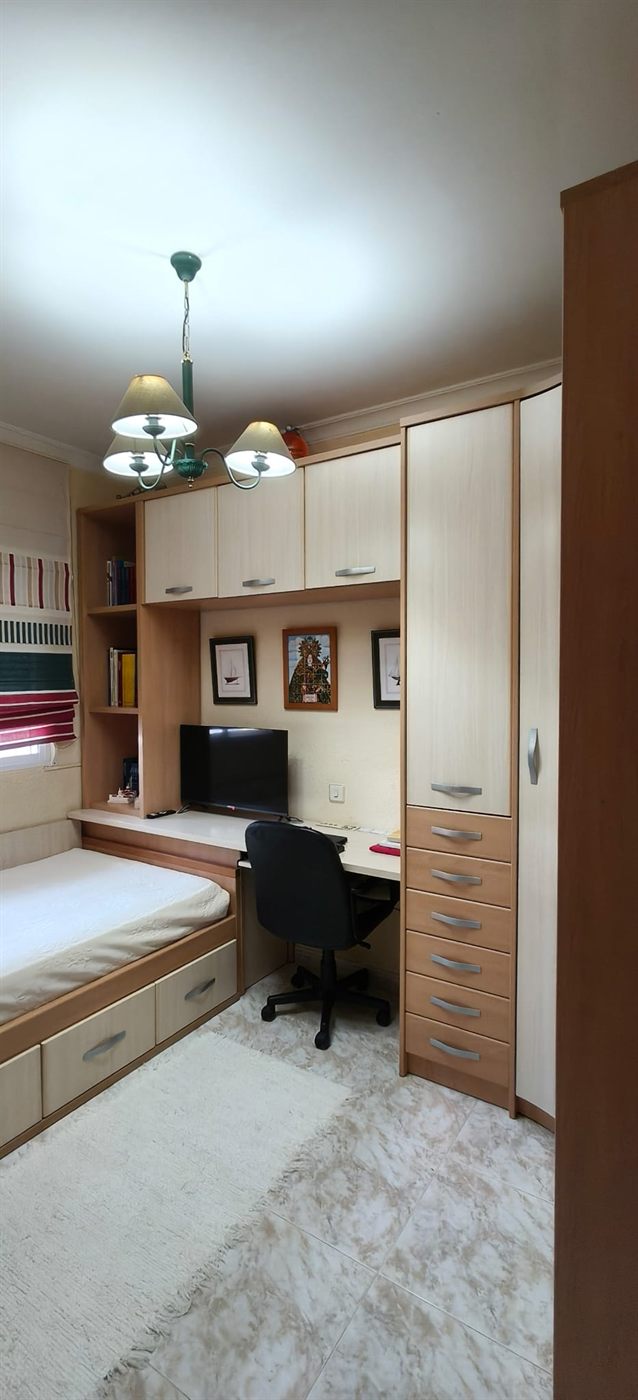 Dormitorio individual con escritorio y estanterías a medida en Fregenal de la Sierra