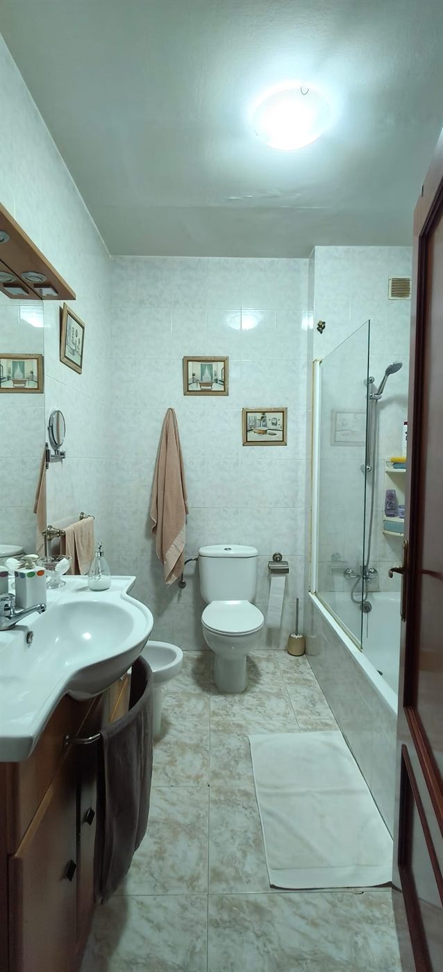 Baño completo con bañera del ático dúplex en Fregenal de la Sierra