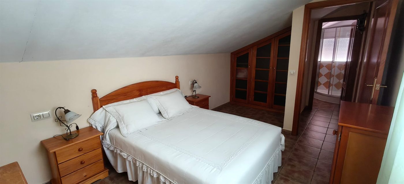 Dormitorio doble con armario empotrado del apartamento independiente en Fregenal de la Sierra