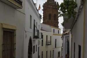 Calle encalada de pueblo con casas tradicionales extremeñas
