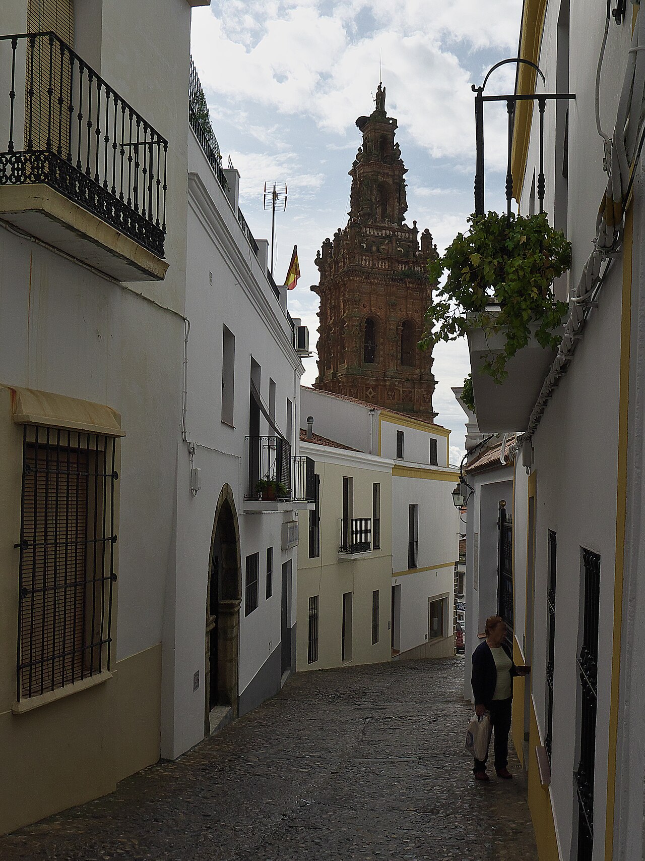 Calle encalada de pueblo con casas tradicionales extremeñas